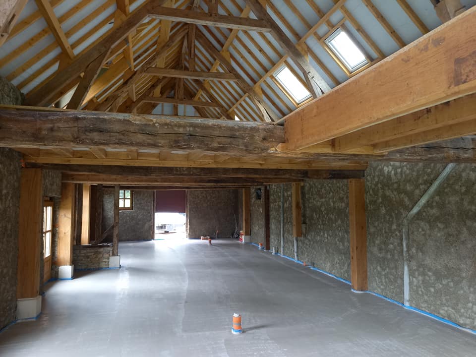 Restauration d'une maison en colombage en plusieurs étapes au sol réalisation d'une dalle béton isolé avec plancher chauffant et chape anhydrite Restauration d'une maison en colombage en plusieurs étapes au sol réalisation d'une dalle béton isolé avec plancher chauffant et chape anhydrite